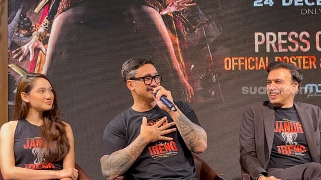 Konferensi pers film Janur Ireng di kawasan Kuningan, Jakarta Selatan, Senin (15/12/2025) yang dihadiri Tora Sudiro dan Produser Manoj Punjabi. [Rena Pangesti/Suara.com]
