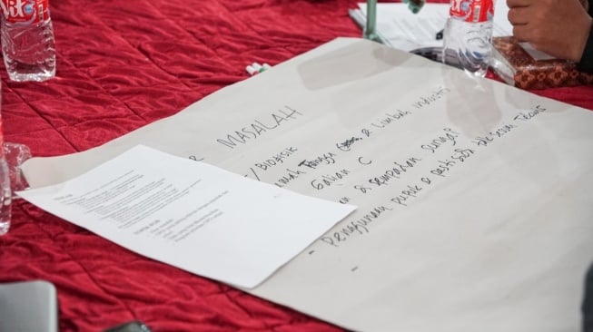 Peserta diskusi menuliskan masalah yang terjadi di Sungai Balantieng ketika menyusun RPDAS. Acara ini digelar di Hotel Agri, Kabupaten Bantaeng, Sulawesi Selatan, Kamis (11/12/2025).(Dokumentasi Pribadi)