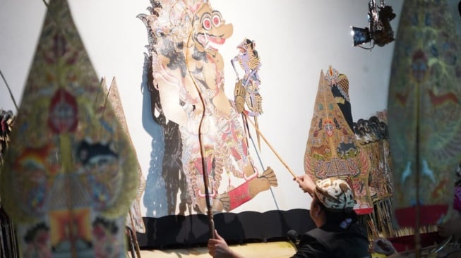 Pertunjukan wayang kulit Ki Sindhunata G.W., di Pendopo Kampung Seni Borobudur (KSB) pada Jumat (12/12/2025).