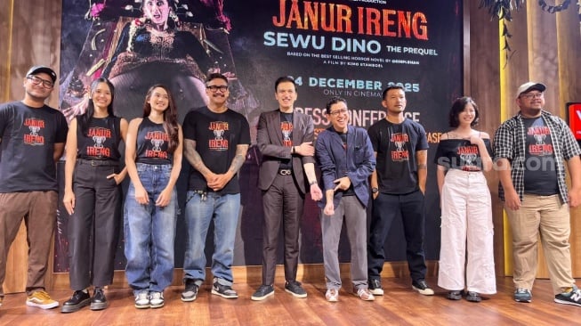 Film Janur Ireng menggelar konferensi pers rilis poster resmi di kawasan Kuningan, Jakarta Selatan, Senin (15/12/2025). [Rena Pangesti/Suara.com]