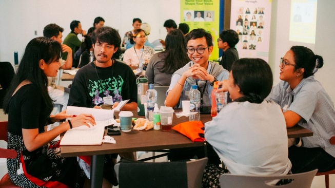 Dari Cerita ke Citra: Cara Penulis Muda Membangun Identitas di Era Digital