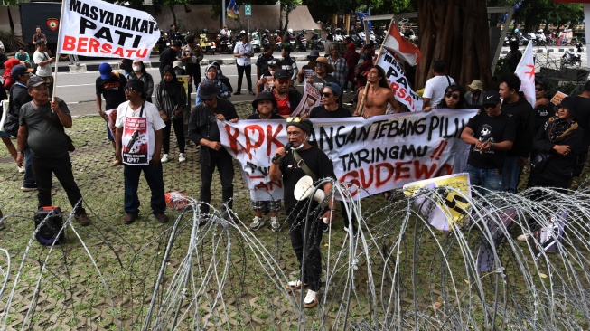 Warga Kabupaten Pati yang tergabung dalam Aliansi Masyarakat Pati Bersatu melakukan unjuk rasa di depan Gedung Merah Putih KPK, Jakarta, Senin (15/12/2025). [ANTARA FOTO/Indrianto Eko Suwarso/tom]