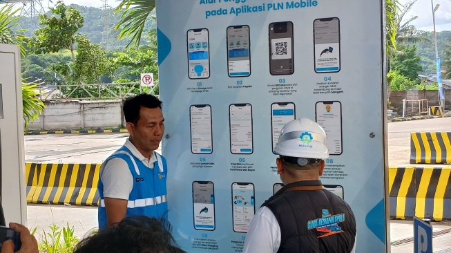 Ilustrasi penggunaan aplikasi PLN Mobile. (Suara.com/Tantri Amela)