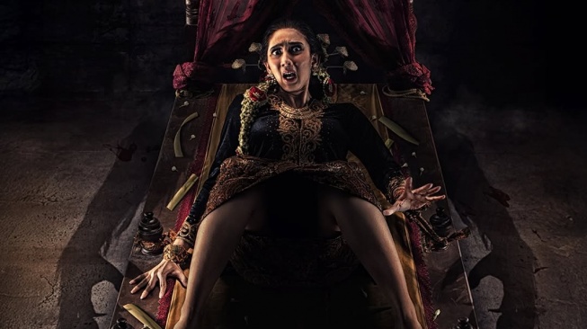 Poster Film Janur Ireng Bikin Geger: Ratu Rafa Terbaring dengan Pose Kontroversial