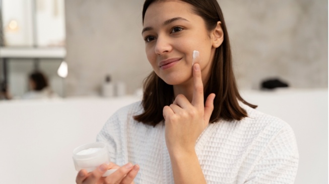 5 Rekomendasi Moisturizer Retinol untuk Usia 30-an, Menjaga Kulit Tampak Awet Muda