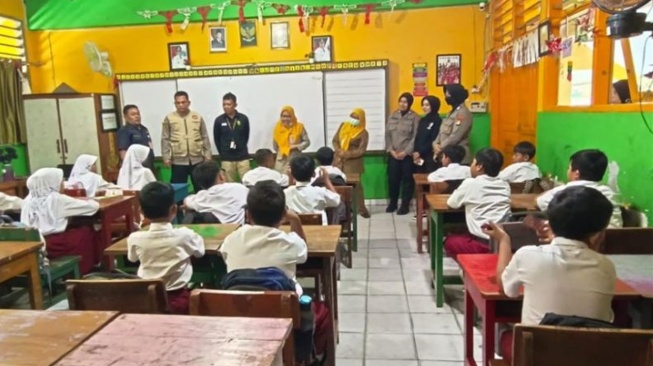 7 Siswa Korban Insiden Mobil MBG di SDN 01 Kalibaru Kembali Sekolah, Polisi Beri Trauma Healing
