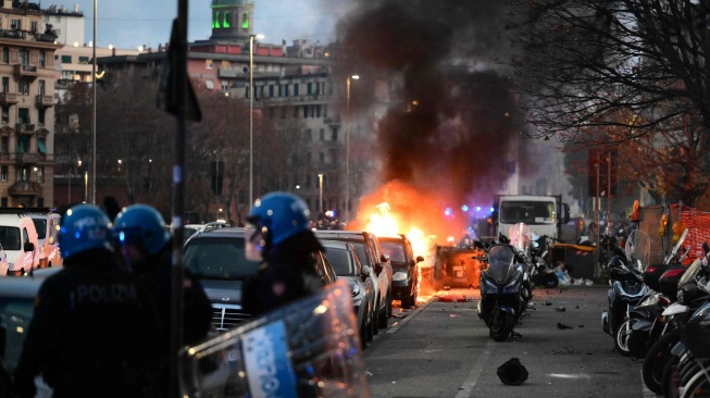 Inter Kudeta AC Milan, Kerusuhan Pecah di Genoa: Mobil Dibakar, Gas Air Mata Ditembakkan [Tangkap layar X]