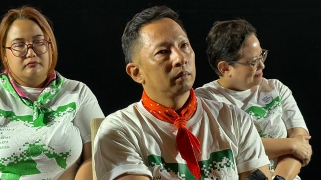 Konferensi pers film Esok Tanpa Ibu di kawasan Kuningan, Jakarta Selatan, Senin (15/12/2025). Film yang dibintangi Dian Sastrowardoyo, Ringgo Agus Rahman, Nurra Datau, hingga Ali Fikry ini siap tayang bisokop pada 22 Januari 2025. [Tiara Rosana/Suara.com]