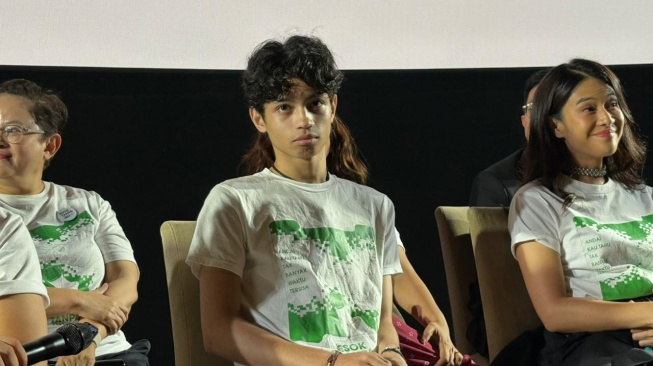 Konferensi pers film Esok Tanpa Ibu di kawasan Kuningan, Jakarta Selatan, Senin (15/12/2025). Film yang dibintangi Dian Sastrowardoyo, Ringgo Agus Rahman, Nurra Datau, hingga Ali Fikry ini siap tayang bisokop pada 22 Januari 2025. [Tiara Rosana/Suara.com]