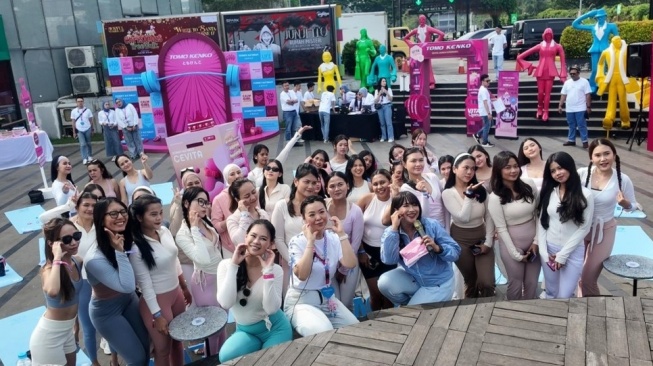 Tomo Kenko Ajak Gaya Hidup Sehat Aktif dengan Yoga di Tepi Danau Senayan Park