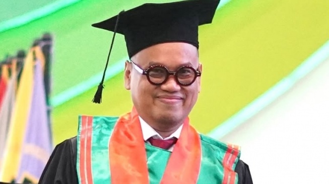 Uya Kuya Selesaikan Tesis Hanya dalam Waktu 3 Bulan, Masuk Akal?