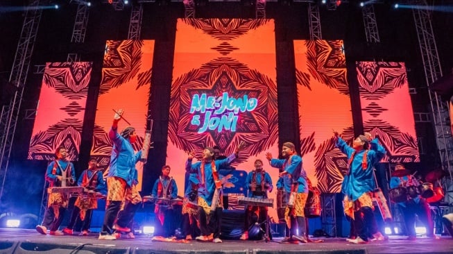 Mr. Jono Joni, membawa penonton ke puncak lewat gaya panggung yang ekspresif dan menghibur (Dok: Livin’ Fest Music)