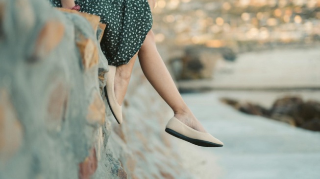 5 Sepatu Flat Shoes Wanita Branded Murah, Kualitas Premium Harga Kaki Lima