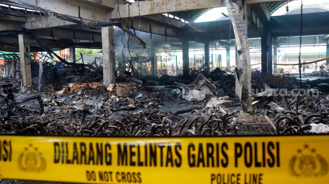 Garis polisi usai kebakaran di Pasar Induk Kramat Jati, Jakarta, Senin (15/12/2025). [Suara.com/Alfian Winanto]