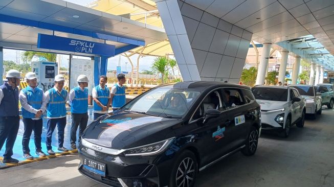 Para petugas yang siap melayani 24 jam SPKLU. (Suara.com/Tantri Amela)