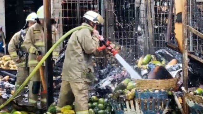 350 Kios Pasar Induk Kramat Jati Terbakar, Kerugian Ditaksir Rp10 Miliar