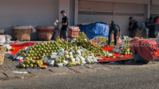 Aroma Hangus Masih Tercium, Pedagang Tetap Jualan di Puing Kios Pasar Induk Kramat Jati