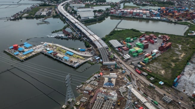 Foto udara suasana pengerjaan proyek pembangunan Jalan Tol Semarang-Demak Seksi 1 di Semarang, Jawa Tengah, Senin (15/12/2025). [ANTARA FOTO/Aprillio Akbar/nz]