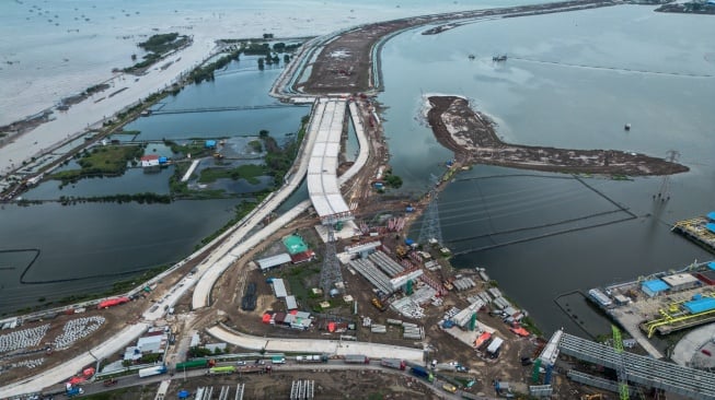 Foto udara suasana pengerjaan proyek pembangunan Jalan Tol Semarang-Demak Seksi 1 di Semarang, Jawa Tengah, Senin (15/12/2025). [ANTARA FOTO/Aprillio Akbar/nz]