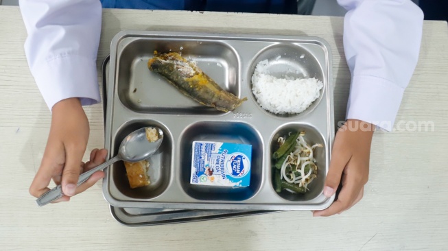 Menu Makan Bergizi Gratis (MBG) di SMPN 1 Tamansari, Bogor, Jawa Barat, Selasa (16/12/2025). [Suara.com/Alfian Winanto]