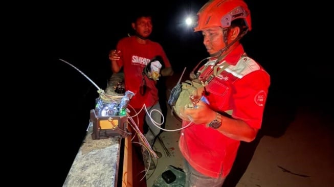 Teknisi Telkom melakukan pemulihan jaringan pasca bencana longsor dan banjir bandang di Aceh, Sumatra Utara dan Sumatra Barat (Dok: Telkom)