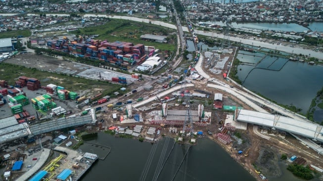 Foto udara suasana pengerjaan proyek pembangunan Jalan Tol Semarang-Demak Seksi 1 di Semarang, Jawa Tengah, Senin (15/12/2025). [ANTARA FOTO/Aprillio Akbar/nz]