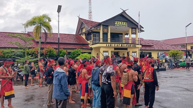 Kasus Deforestasi PT Mayawana, Kepala Adat Dayak Penjaga Hutan di Kalbar Dijadikan Tersangka