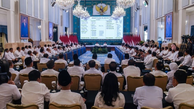 Presiden Prabowo Subianto (tengah kiri) didampingi Wakil Presiden Gibran Rakabuming Raka (tengah kanan) memimpin Sidang Kabinet Paripurna di Istana Negara, Jakarta, Senin (15/12/2025). [ANTARA FOTO/Galih Pradipta/YU]