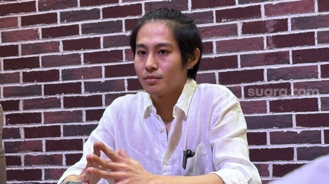 DJ Panda dalam konferensi pers di kawasan Setiabudi, Jakarta Selatan pada Selasa, 16 Desember 2025. [Suara.com/Tiara Rosana]