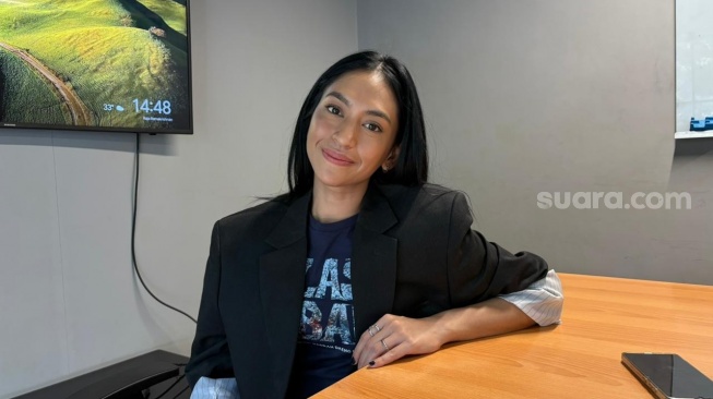 Taskya Namya, pemeran film Alas Roban saat berkunjung ke kantor Suara.com di kawasan Kuningan, Jakarta Selatan pada Selasa, 16 Desember 2025. [Suara.com/Tiara Rosana]