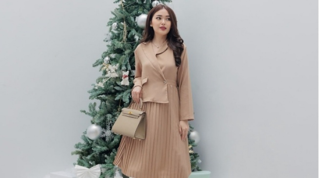 7 Model Baju Natal Terbaru 2025, Timeless Tapi Bisa Dipakai Harian