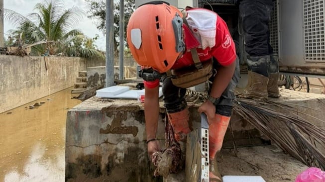 Teknisi Telkom melakukan pemulihan jaringan pasca bencana longsor dan banjir bandang di Aceh, Sumatra Utara dan Sumatra Barat (Dok: Telkom)