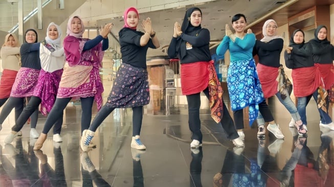 Para anggota Aseti tengah berlatih untuk penampilan tarian massal