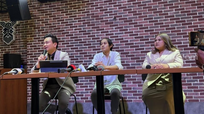 DJ Panda dan kuasa hukumnya dalam konferensi pers di kawasan Setiabudi, Jakarta Selatan pada Selasa, 16 Desember 2025. [Suara.com/Tiara Rosana]