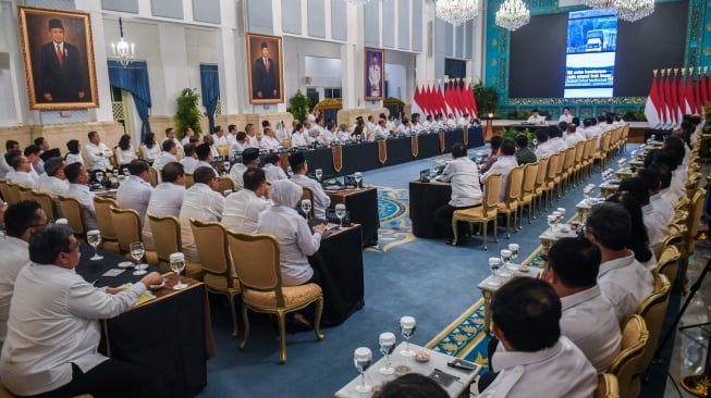 Presiden Prabowo Subianto (tengah) didampingi Wakil Presiden Gibran Rakabuming Raka (kanan) memimpin Sidang Kabinet Paripurna di Istana Negara, Jakarta, Senin (15/12/2025). [ANTARA FOTO/Galih Pradipta/YU]