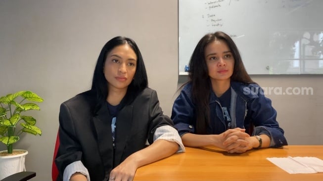 Michelle Ziudith dan Taskya Namya, pemeran film Alas Roban saat berkunjung ke kantor Suara.com di kawasan Kuningan, Jakarta Selatan pada Selasa, 16 Desember 2025. [Suara.com/Tiara Rosana]