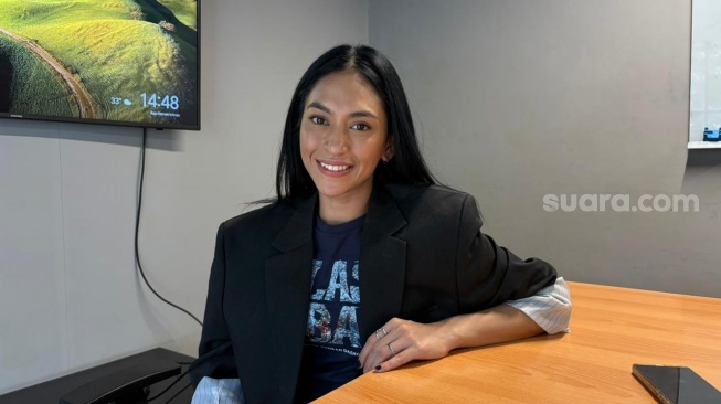  Taskya Namya, pemeran film Alas Roban saat berkunjung ke kantor Suara.com di kawasan Kuningan, Jakarta Selatan pada Selasa, 16 Desember 2025. [Suara.com/Tiara Rosana]