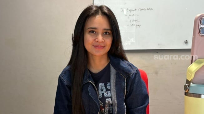 Michelle Ziudith, pemeran film Alas Roban saat berkunjung ke kantor Suara.com di kawasan Kuningan, Jakarta Selatan pada Selasa, 16 Desember 2025. [Suara.com/Tiara Rosana]