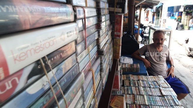 Lapak kaset pita lagu-lagu lawas milik Priyo di sudut Pasar Beringharjo, Yogyakarta, Selasa (16/12/2025). [Suara.com/Hiskia]