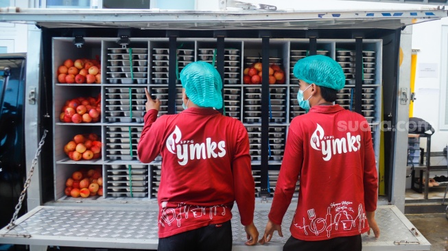 Petugas menyiapkan menu Makan Bergizi Gratis (MBG) yang dikelola Jimmy Hantu di SPPG Mutiara Keraton Solo, Tamansari, Bogor, Selasa (16/12/2025). [Suara.com/Alfian Winanto]