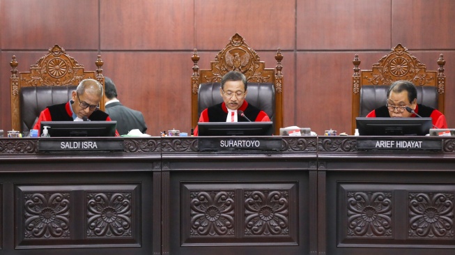 Ketua Mahkamah Konstitusi (MK) Suhartoyo (tengah) didampingi para Wakil Ketua MK membacakan putusan perkara uji materi Undang-Undang Nomor 28 Tahun 2014 tentang Hak Cipta di Mahkamah Konstitusi, Jakarta, Rabu (17/12/2025). [Suara.com/Alfian Winanto]
