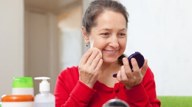 5 Bedak Padat untuk Usia 50 Tahun ke Atas yang Samarkan Garis Halus