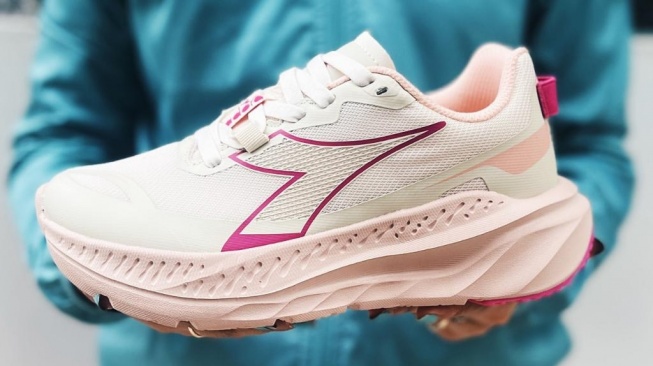 7 Sepatu Diadora Diskon Akhir Tahun di Sports Station hingga 50%