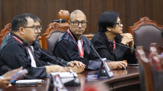 Musisi Armand Maulana (kanan) dan Marcell Siahaan (kedua kanan) saat mengikuti sidang putusan perkara uji materi Undang-Undang Nomor 28 Tahun 2014 tentang Hak Cipta di Mahkamah Konstitusi, Jakarta, Rabu (17/12/2025). [Suara.com/Alfian Winanto]