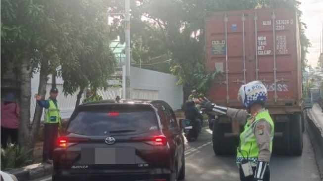 Truk Kontainer Mogok di Tanjung Duren, Sejumlah Rute Transjakarta Pagi Ini Terlambat