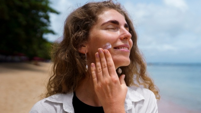 3 Rekomendasi Sunscreen Wardah untuk Kulit Kering, Punya Efek Melembapkan Bonus Wajah Cerah