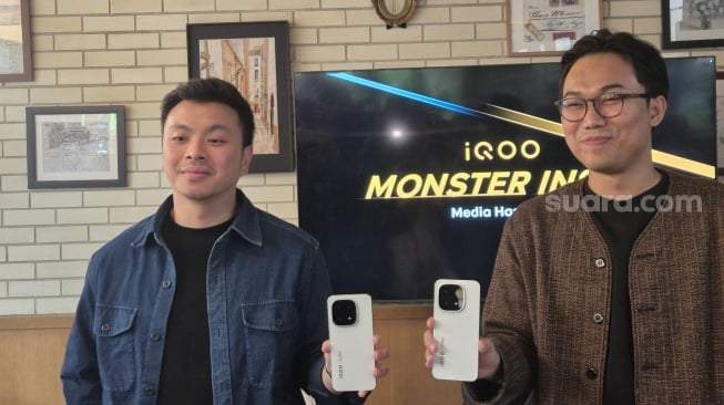 Deretan smartphone iQOO ramaikan 2025 dalam Media Hands On iQOO 15 di Jakarta, Rabu (17/12/2025). [Suara.com/Dythia]