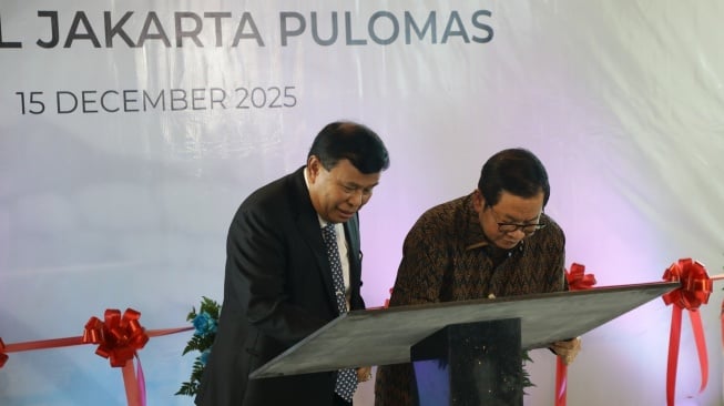 Pembukaan Novotel Jakarta Pulomas ditandai dengan penandatanganan oleh Pramono Anung Wibowo, Gubernur Daerah Khusus Ibukota Jakarta (kanan) dan Tommy William Tampubolon, Direktur PT Nusantara Wisata Cemerlang  (Dok: Novotel Jakarta)