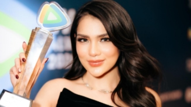 Bantah Jadi Selingkuhan Mantan Menpora, Momen Davina Karamoy dan Ajudan Dito Ariotedjo Tersebar