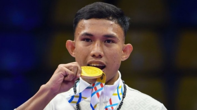 Kisah Riyan Jefri, Anak Tukang Pijat Keliling Sabet Medali Emas Cabor Kickboxing SEA Games 2025